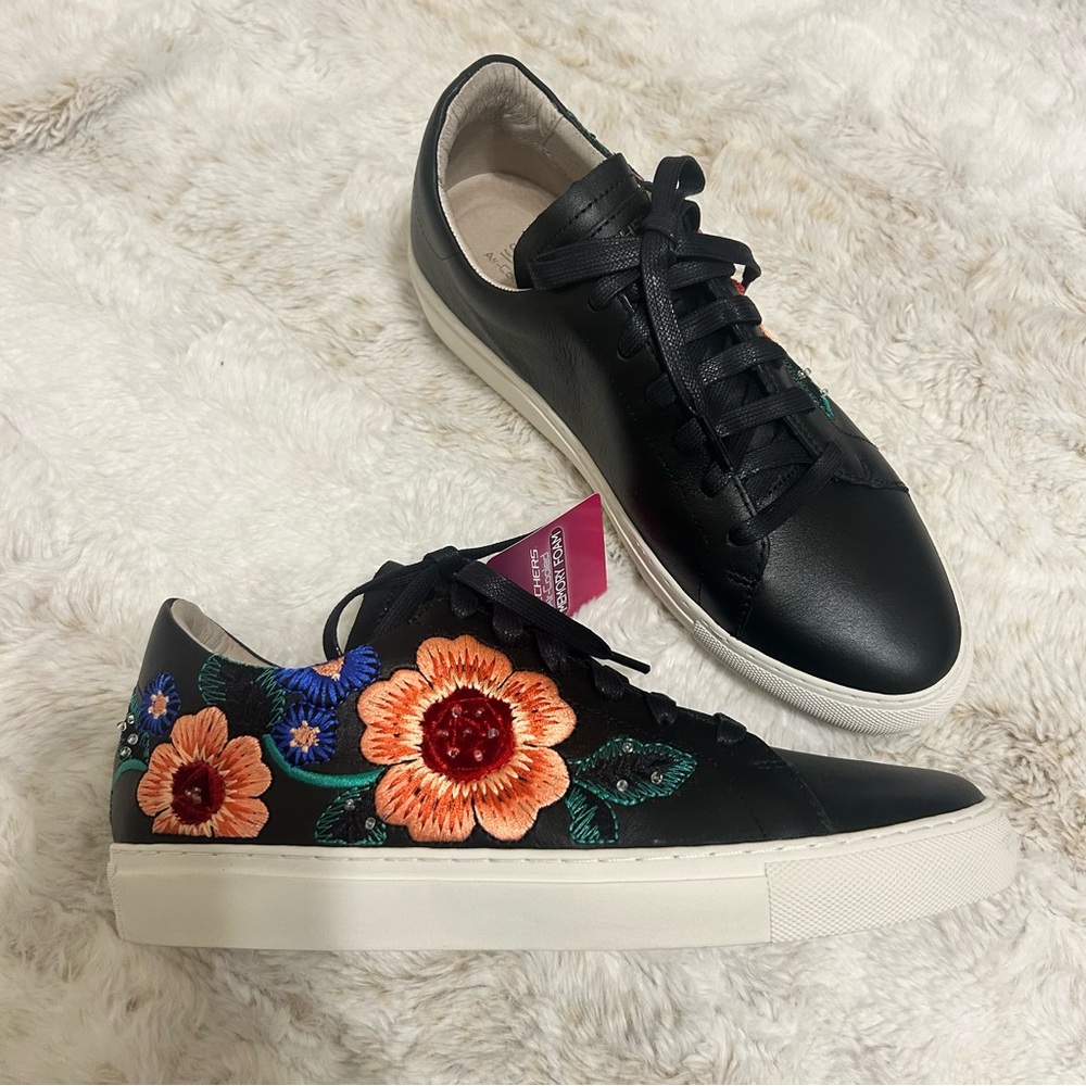 SKECHERS “Limited Edition” Embroidered Sneakers (S/N48876) SZ  9 NEW